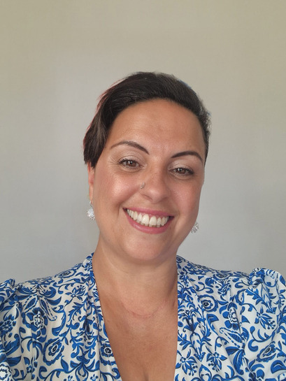 Sarah Morris, Hampshire civil celebrant, smiling and welcoming, providing personalised wedding, funeral, naming, and vow renewal ceremonies